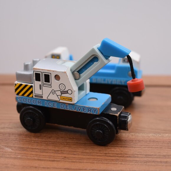 Ice Cargo Car and Ice Crane Car Sodor Delivery Thomas & Friends Wooden Railway - Picture 6 of 7